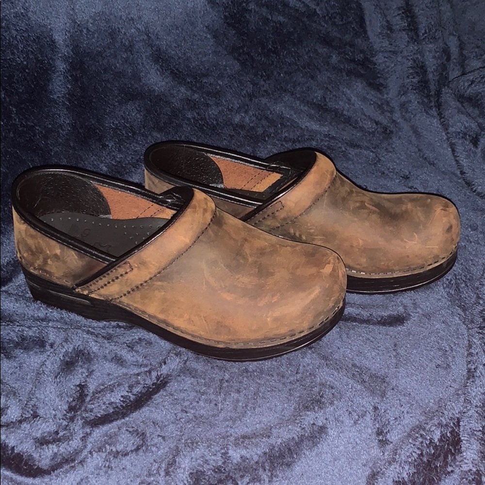 Dansko brown size 7 leather shoes never worn new